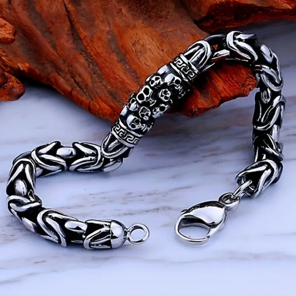 New! MEN'S 8mm Round Byzantine Link with Skulls Curved Center Link. 8 Inches - Picture 3 of 3